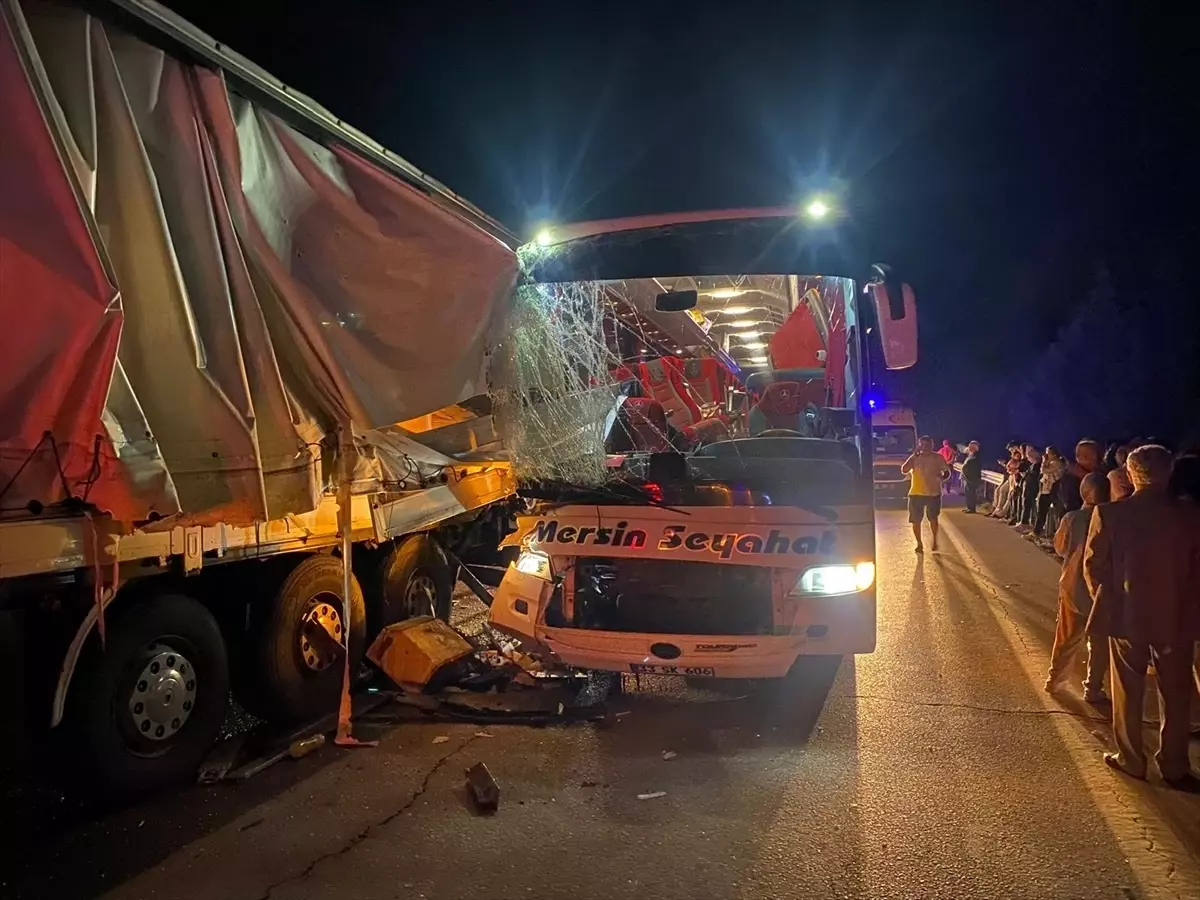 Adana’da Yolcu Otobüsü Tıra Çarptı: 3 Yaralı